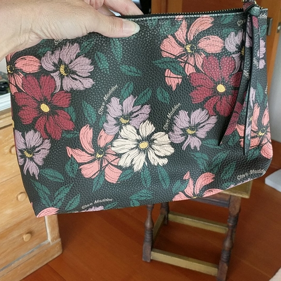 STEVE MADDEN CLUTCH! - Picture 4 of 12